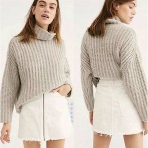 Free People White distressed mini-skirt w/zipper